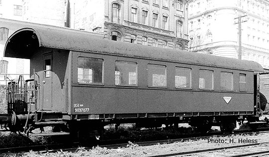 Passenger car 2nd class type N28<br /><a href='images/pictures/Roco/64241.jpg' target='_blank'>Full size image</a>